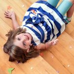 Eleganckie sukienki dla dziewczynek: Jak ładnie ubrać swoją córkę?