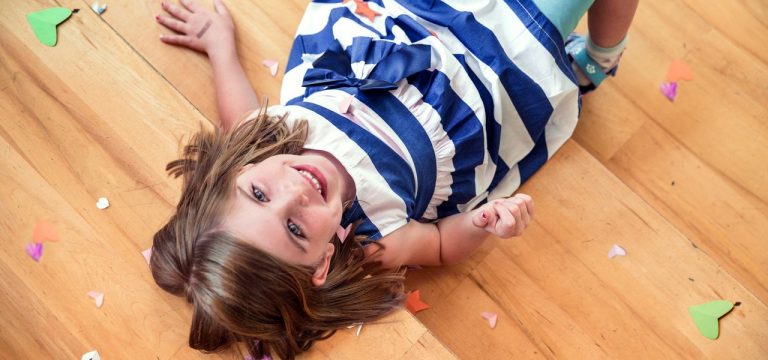 Eleganckie sukienki dla dziewczynek: Jak ładnie ubrać swoją córkę?